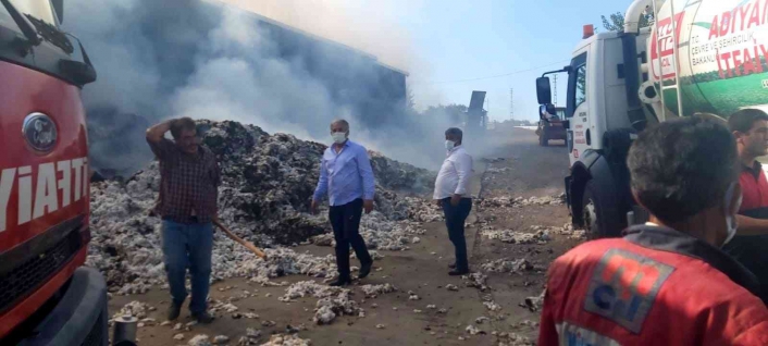 Adıyaman'da Pamuk işleme fabrikası içten içe yanıyor