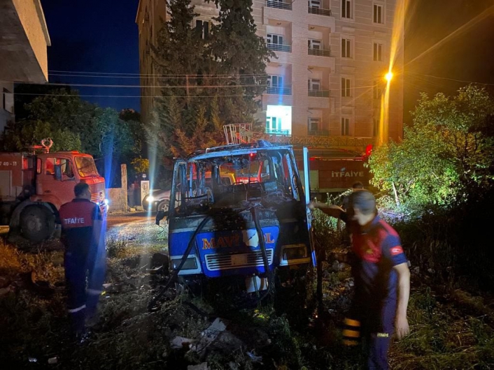 Adıyaman’da Park halindeki minibüs alev alev yandı