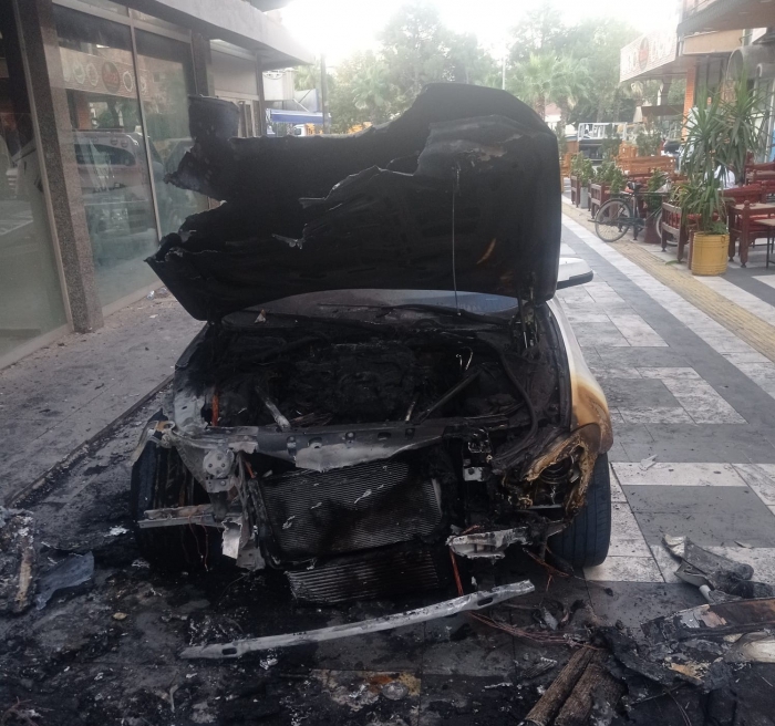 Adıyaman'da park halindeki otomobil alev alarak yandı