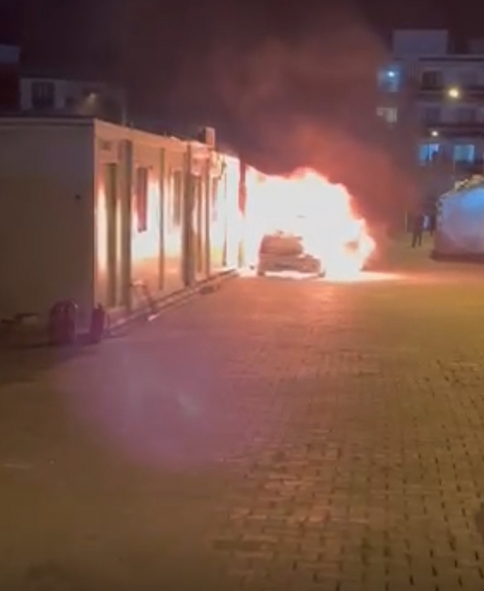 Park halindeki otomobil alev alev yandı