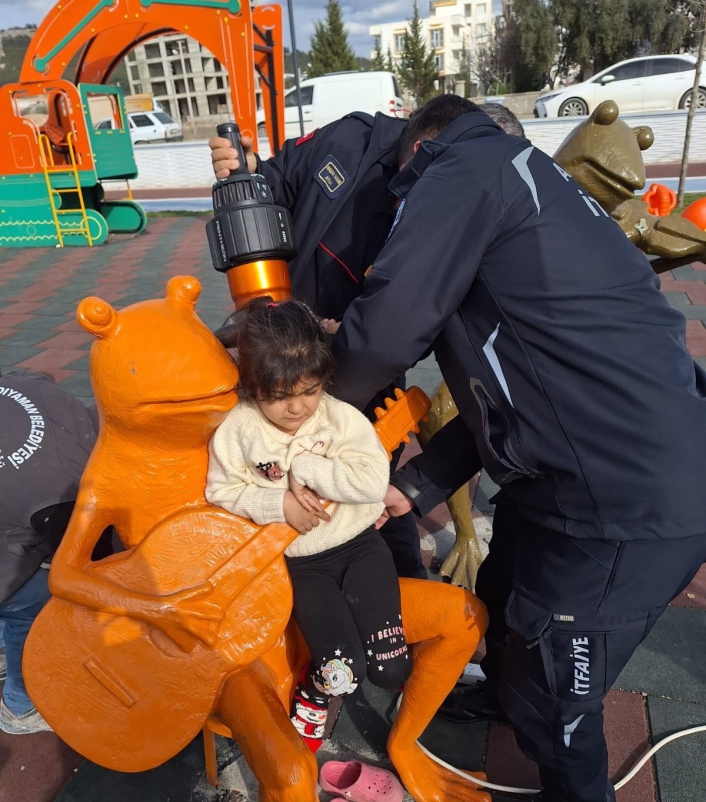 Parkta oyun aletine sıkışan çocuğu itfaiye ekipleri kurtardı
