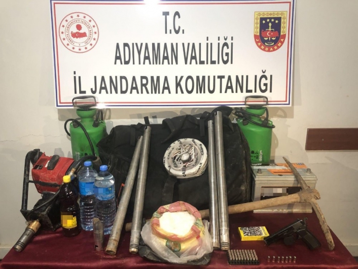 Patlayıcı madde ve iş makineleri ile define avına jandarma operasyonu
