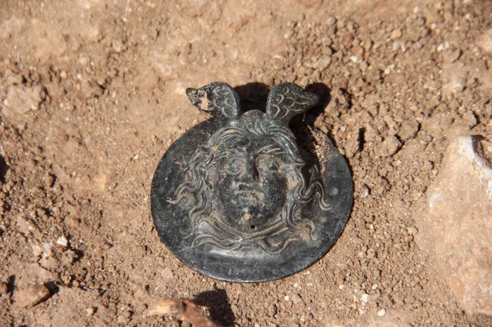Perre´deki kazılarda Medusa kabartmalı madalya bulundu
