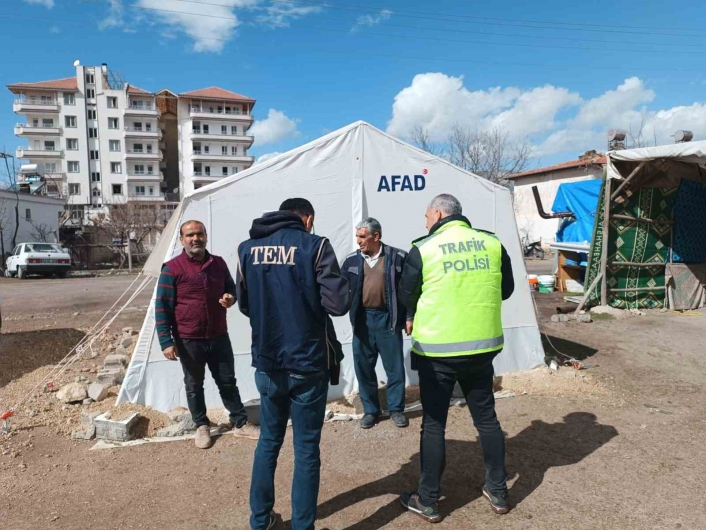 Polis ekipleri çadırları denetliyor
