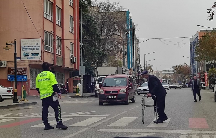 Polis memuru engelli vatandaş için trafiği tamamen durdurdu
