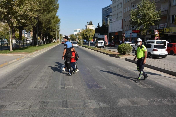 Polis okul önlerinde denetimi arttırdı
