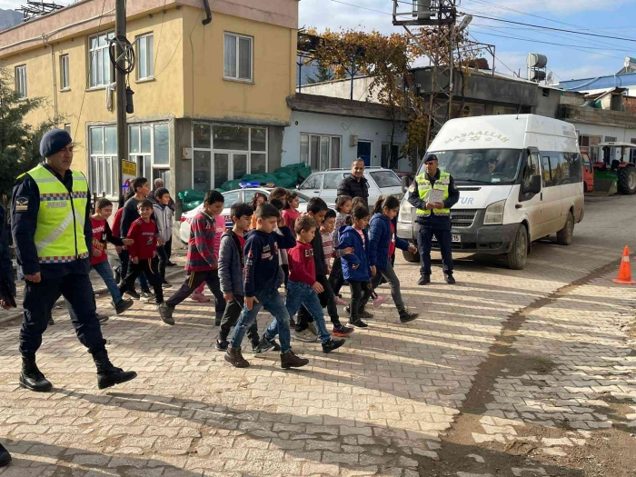 Polis ve jandarmadan çocuklara trafik eğitimi
