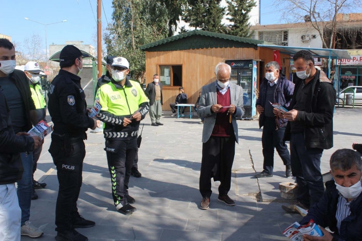 Polislerden broşürlü korona virüs uyarısı
