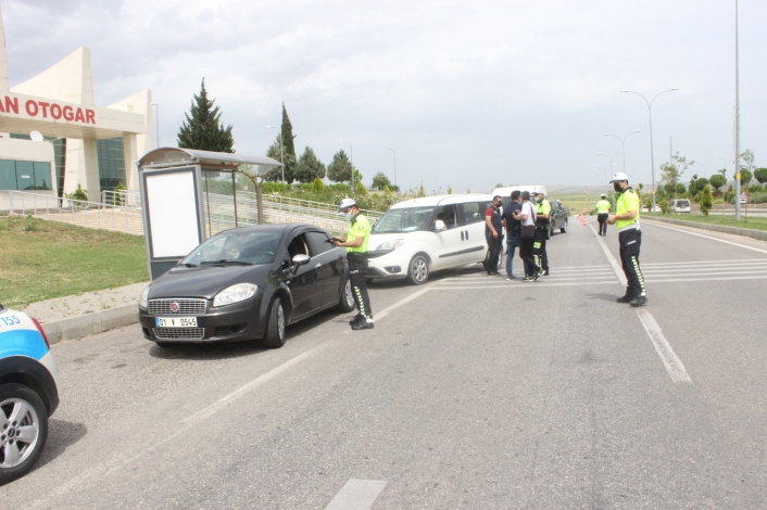 Polislerden sürücülere broşürlü bilgilendirme
