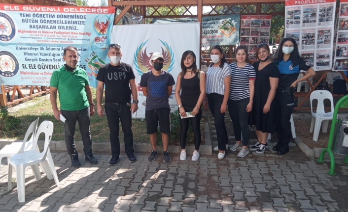 Polislerden üniversite öğrencilerine bilgi standı