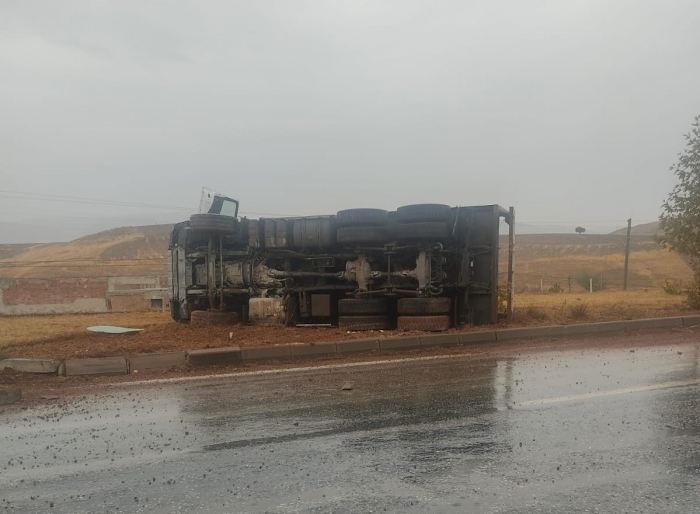 Adıyaman'da Refüje çarpan kamyon devrildi: 1 yaralı