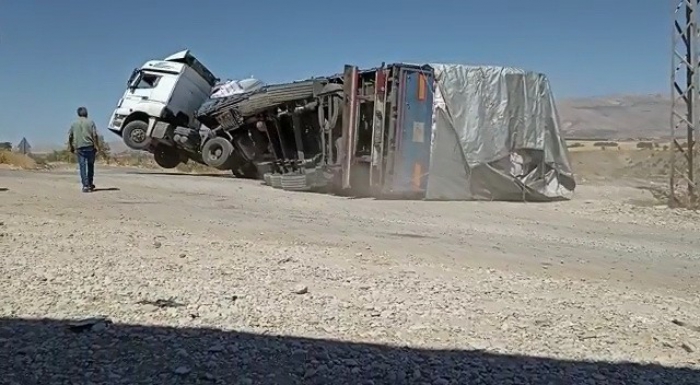 Adıyaman’da Saman yüklü tır devrildi