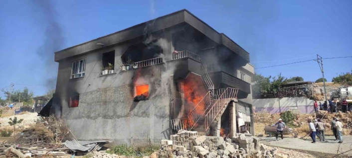 Adıyaman’da meydana gelen yangında 2 katlı bina kullanılmaz hale geldi