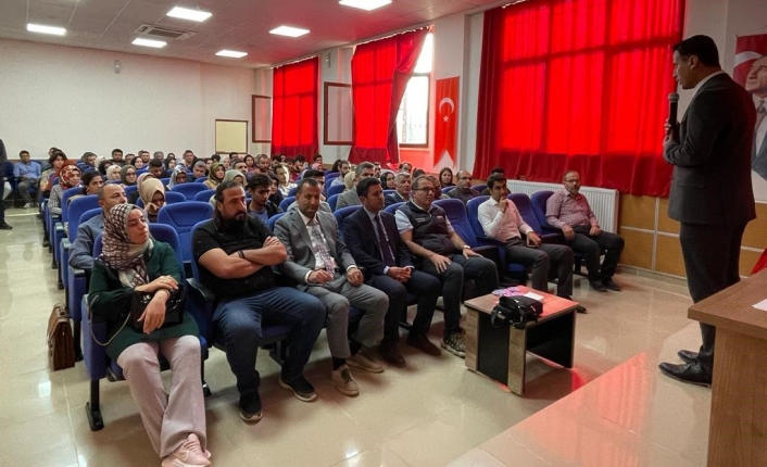 Samsat´taki okullarda kişisel gelişim konferansı verildi