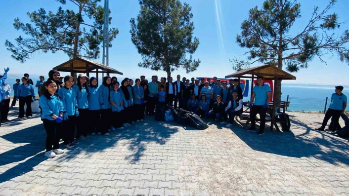 Samsatta protokol ve öğrenciler doğa temizliği yaptı
