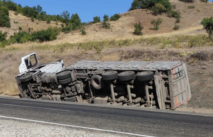 Adıyaman'da tır şarampole yuvarlandı 1 yaralı