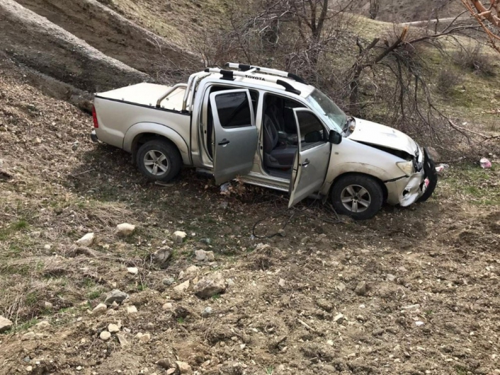 Adıyaman'da Kamyonet Şarampole Devrildi