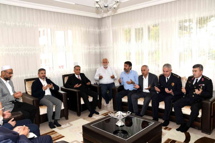 Şehit ailelerini evinde ziyaret etti
