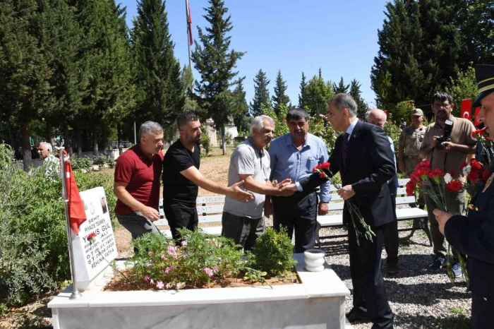 Şehitlerin kabrine karanfil bırakıldı
