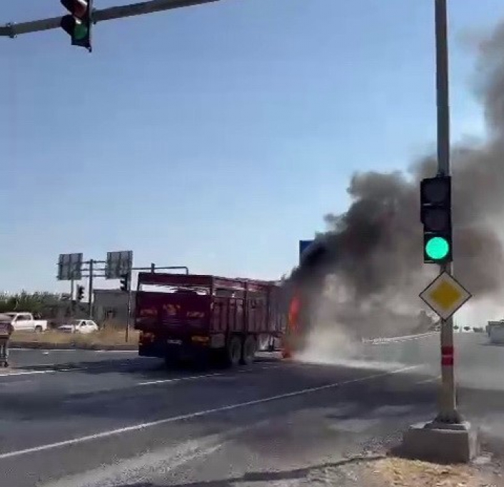 Adıyaman'da seyir halindeki kamyon alev aldı