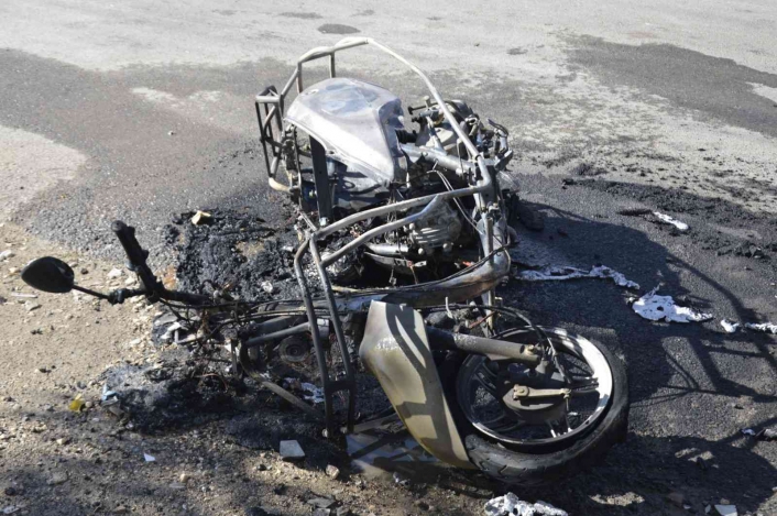 Adıyaman’da Seyir halindeki motosiklet yanarak küle döndü