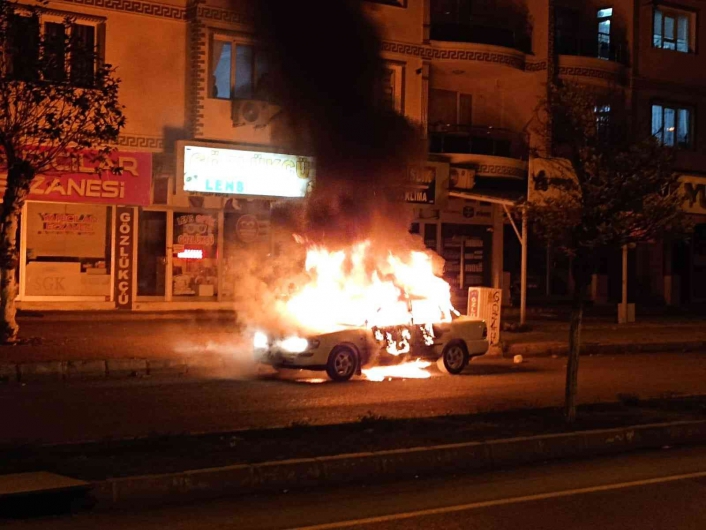 Adıyaman’da Seyir halindeki otomobil alev topuna döndü