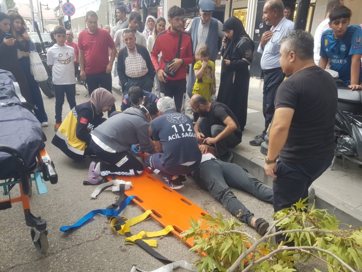 Seyir halindeki şahsın başına ağaç düştü - Videolu Haber