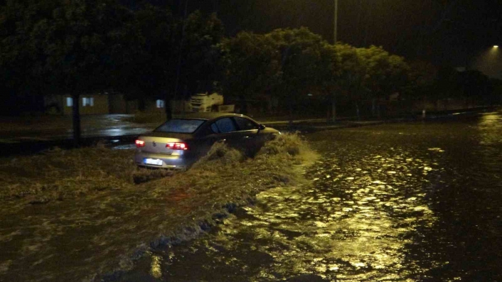 Şiddetli yağış Adıyaman´da etkili oldu: Cadde ve sokaklar göle döndü
