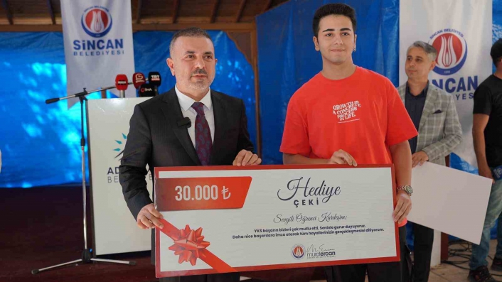Sincan Belediyesinden YKS´yi kazanan depremzede öğrencilere para ödülü
