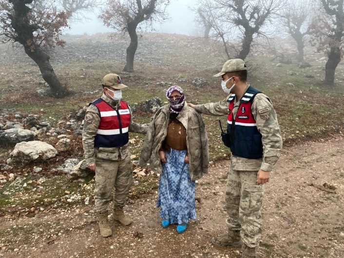 Soğuktan bitkin düşen kayıp kadını jandarma ekipleri parkasıyla ısıttı
