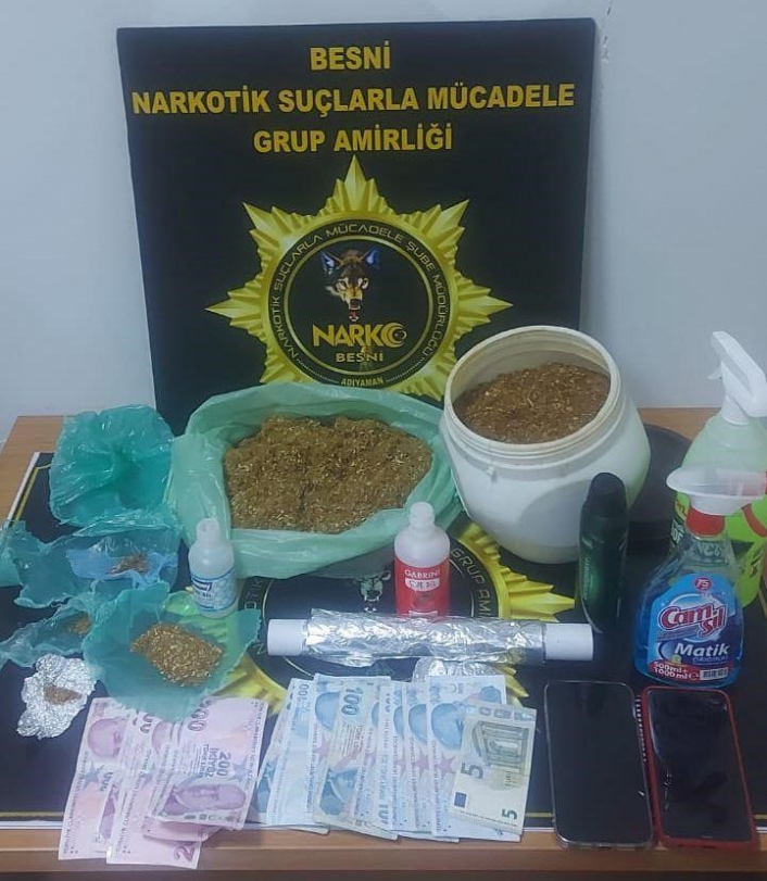 Şüpheli şahısların üzerinden 1 kilo 287 gram uyuşturucu çıktı
