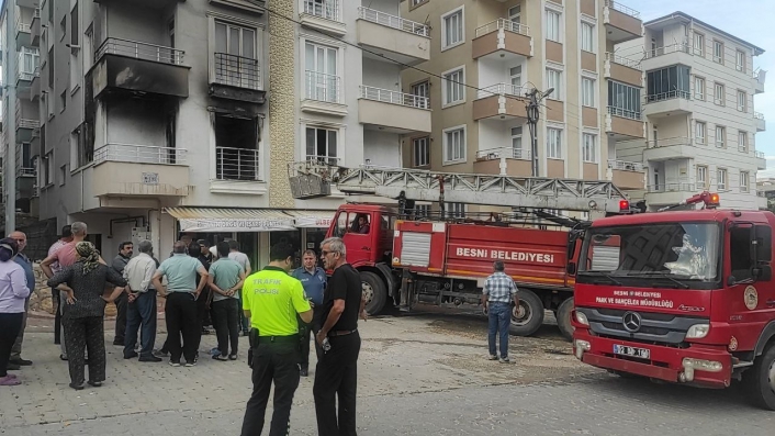 Tadilat yapılan binada çıkan yangın korku ve paniğe neden oldu