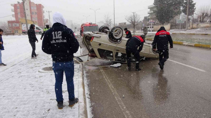 Takla atan sürücü otomobilini bırakıp kaçtı