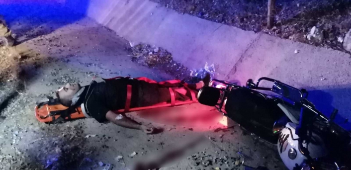 Taklalar atan motosiklet kanala düştü: 2 yaralı
