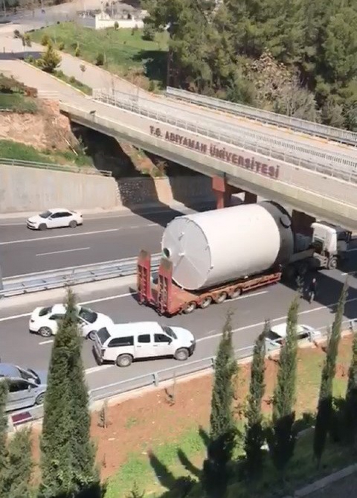 Tank yüklü Tır üst geçit nedeniyle ilerleyemedi
