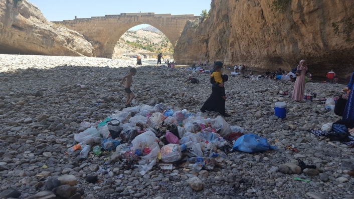 Tarihi cendere köprüsü çöpten geçilmiyor
