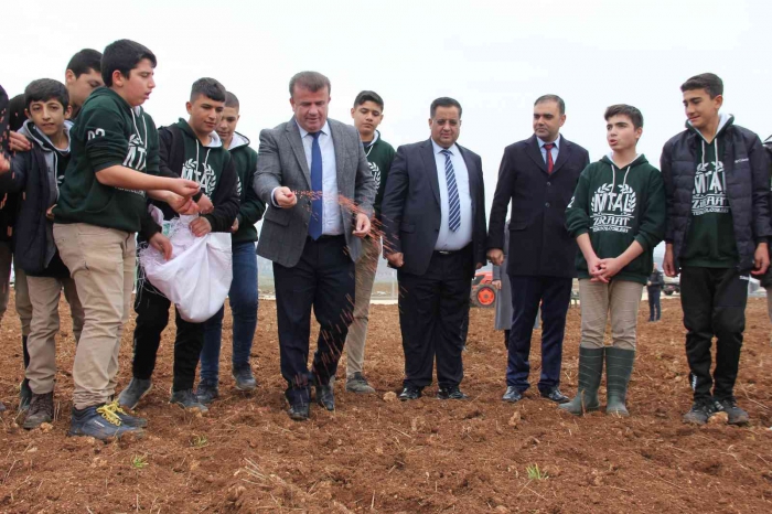 Tarım lisesi öğrencileri ilk tohumları toprağa bıraktı
