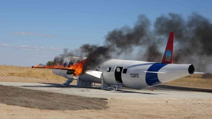Tatbikat için yakılan uçak maketi paniğe neden oldu