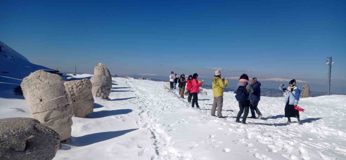 Taylandlı turistler Nemrutun zirvesinde
