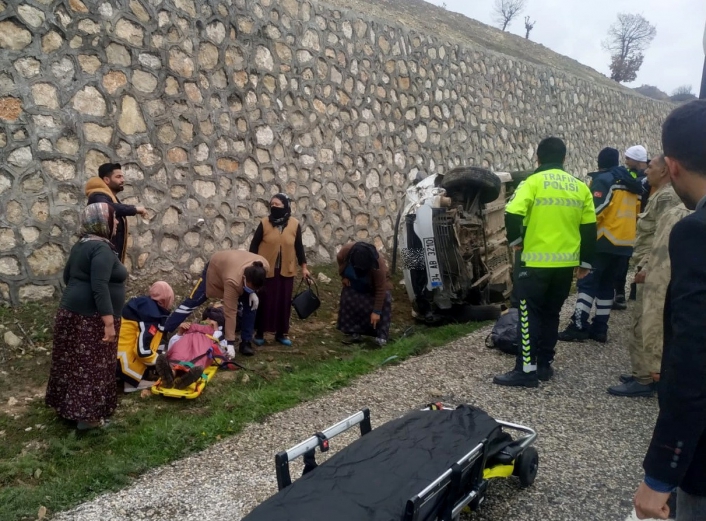 Adıyaman’da Tekeri patlayan otomobil kaza yaptı