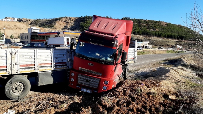 Tır motosikletle çarpıştı: 1 ölü, 1 yaralı
