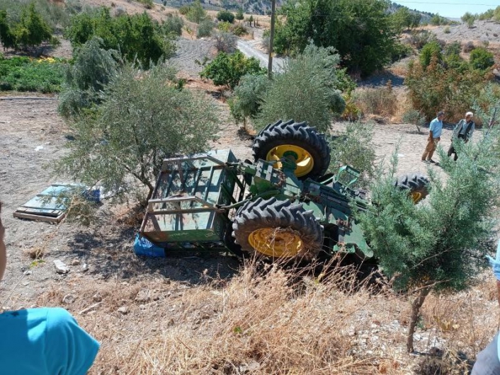 Traktör şarampole devrildi:  1´i ağır 8 yaralı
