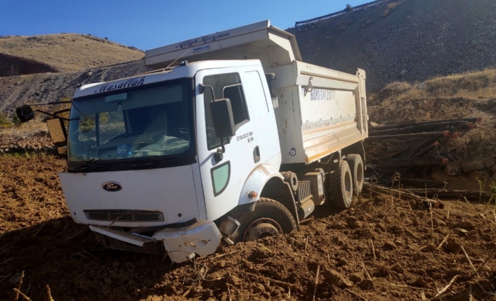 Adıyaman'da Traktörü sollamak isterken tarlaya uçtu