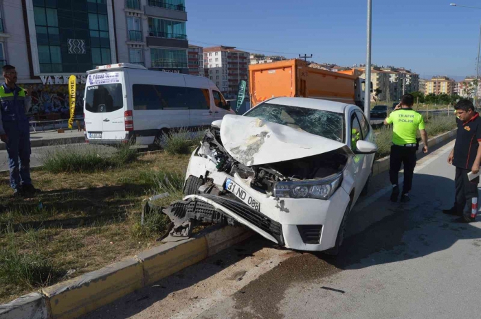 Besni’de üç aracın karıştığı kazada 1 kişi yaralandı