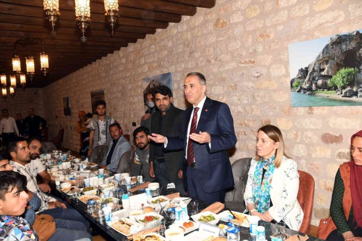 Vali Çuhadar, iftarda roman vatandaşlarla buluştu
