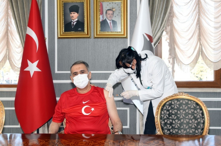 Vali Çuhadar, Turkovac aşısını yaptı
