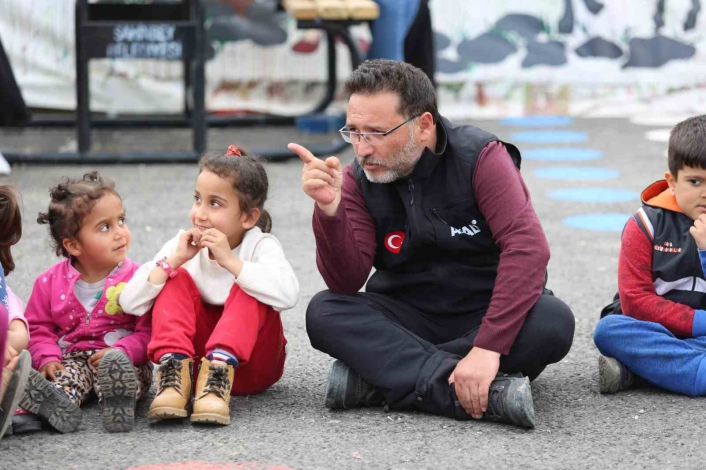 Vali Gökmen Çiçek, Adıyaman´da depremzede çocukların oyun davetini kırmadı
