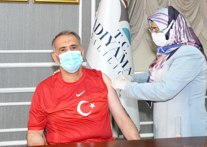 Vali Mahmut Çuhadar, 3. doz aşısını yaptırdı
