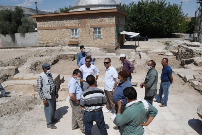 Vali Mahmut Çuhadar, arkeolojik kazı çalışmalarını inceledi
