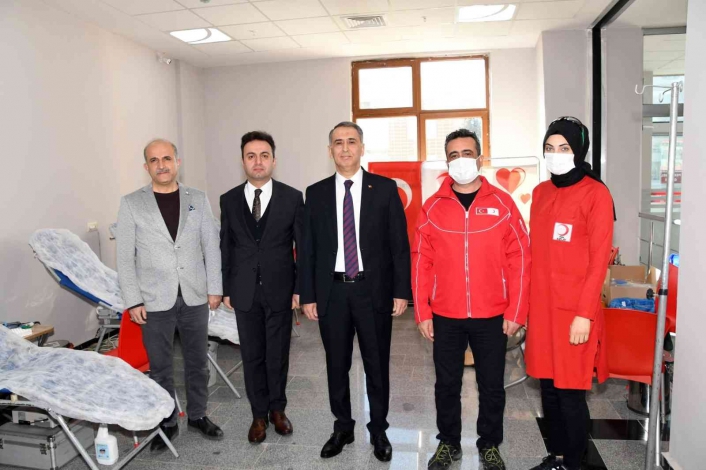 Vali Mahmut Çuhadar, kan bağışında bulundu
